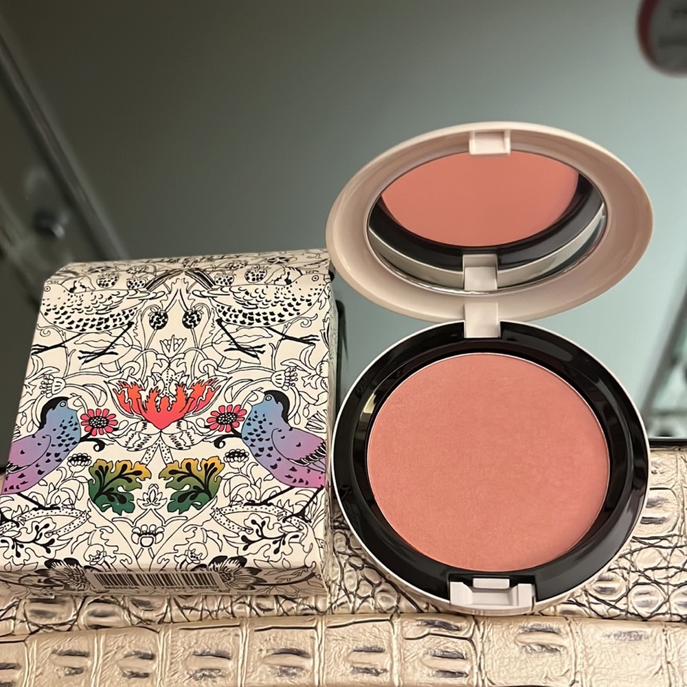 NIB! Mac Limited Edition Liberty In London Beauty Powder In Color Shell Pearl.